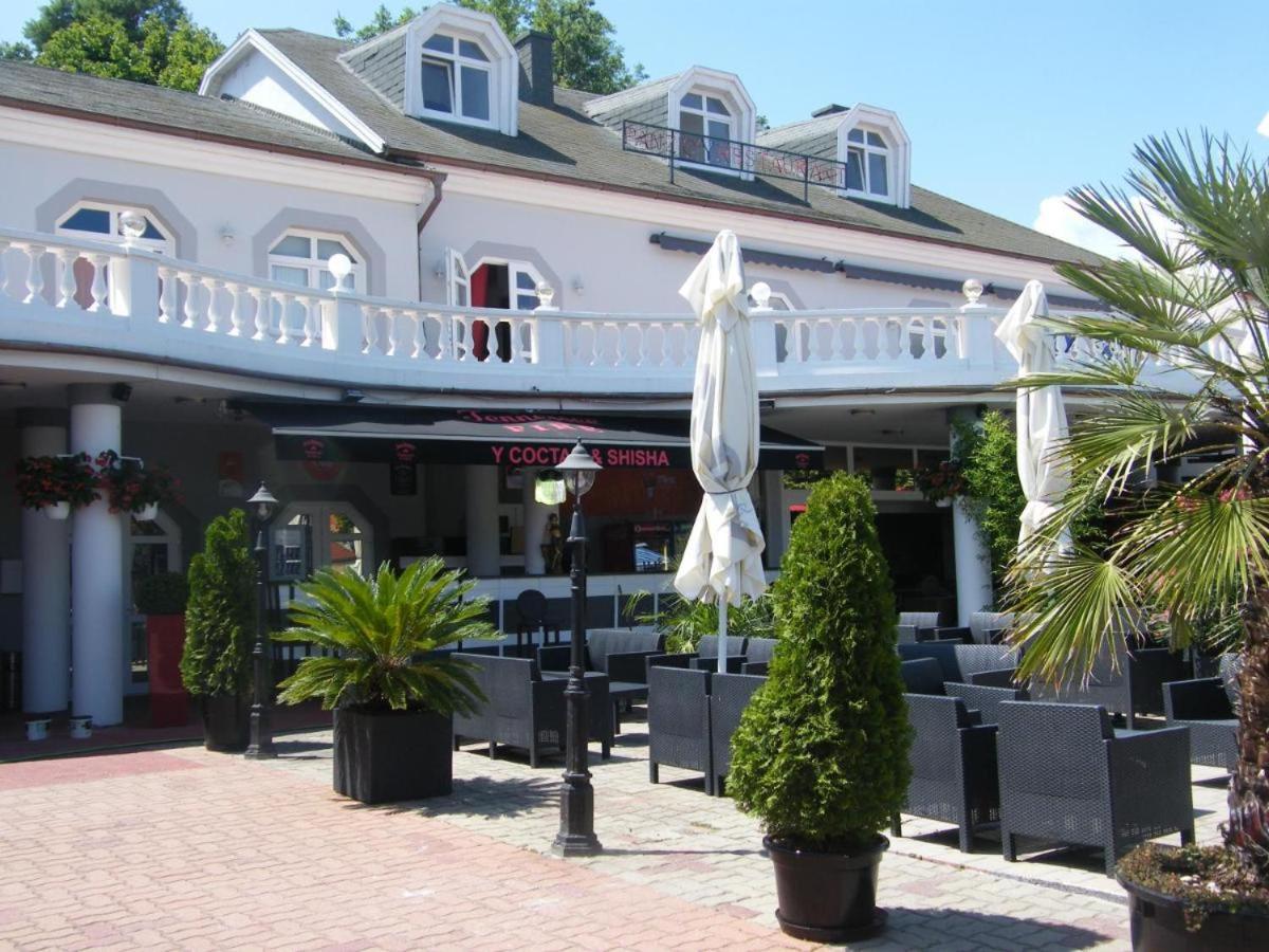 Y Panzio Bed & Breakfast Balatonlelle Ngoại thất bức ảnh