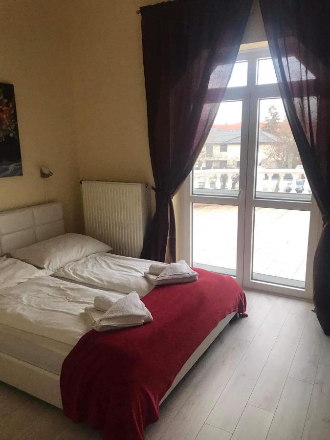 Y Panzio Bed & Breakfast Balatonlelle Ngoại thất bức ảnh